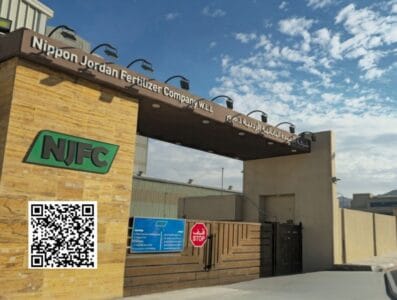مشروع ديكور مصانع الأسمدة اليابانية في العقبة الذي نفذته شركة أيوب استيتية العالمية يشمل تنفيذ الأسقف والأرضيات الصناعية والجدران والأرضيات المرتفعة.