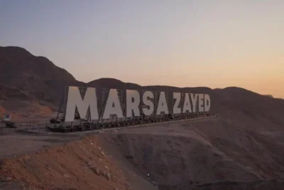 مشروع ديكور مرسى زايد في العقبة الذي نفذته شركة أيوب استيتية العالمية يشمل توريد وتنفيذ أعمال الديكور والتشطيبات باستخدام مواد مقاومة للرطوبة والحرارة.