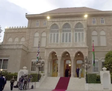 مشروع تصميم ديكور الديوان الملكي الهاشمي الذي نفذته شركة أيوب استيتية العالمية يشمل تصميم الديكور الداخلي وتوريد المواد وتنفيذ الأسقف وفق أعلى المعايير.