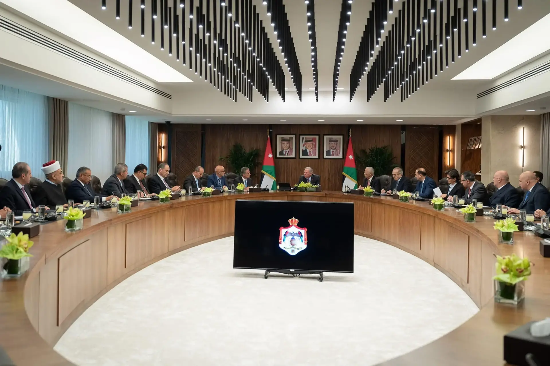 مشروع تنفيذ أسقف دائرة المخابرات العامة الذي نفذته شركة أيوب استيتية العالمية يشمل تنفيذ الأسقف المعلقة والتشطيبات الداخلية وفق أعلى المعايير الهندسية.