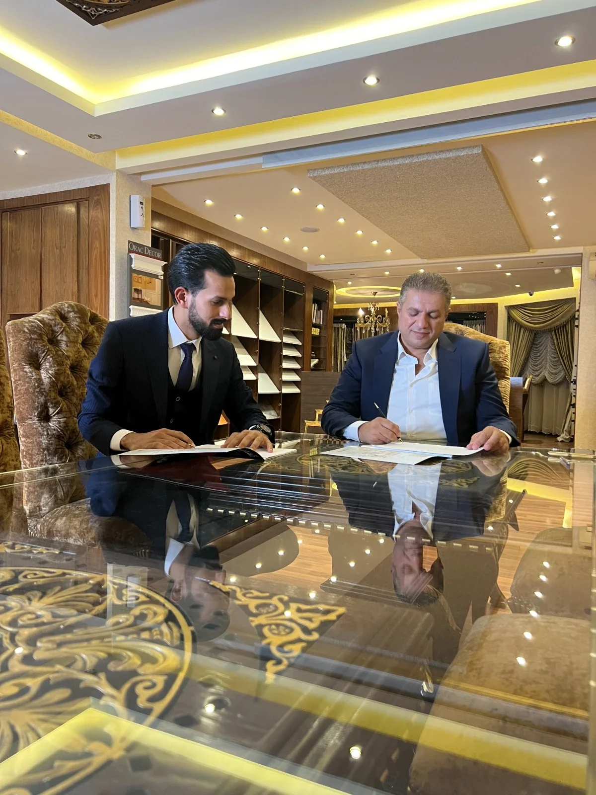 توقيع اتفاقية تنفيذ مشروع البنك المصرفي الليبي في جمهورية ليبيا بين مجموعة أيوب استيتية العالمية ومجموعة الشهوبي للاستثمار لتنفيذ أعمال التصميم الداخلي والتشطيبات المصرفية.