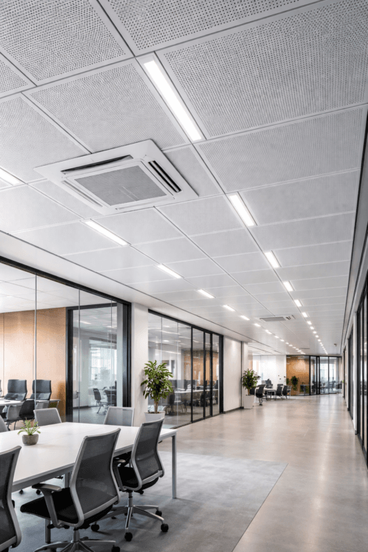 اسقف AKS الأردن سقف معدني معلق حديث داخل مبنى تجاري
