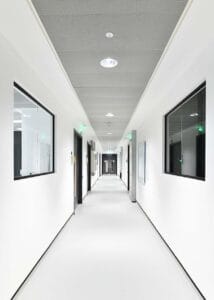 اسقف aks الأردن سقف معدني معلق حديث داخل مبنى تجاري