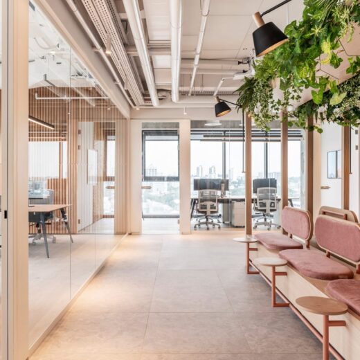 تصميم مكتب احترافي حديث داخل شركة