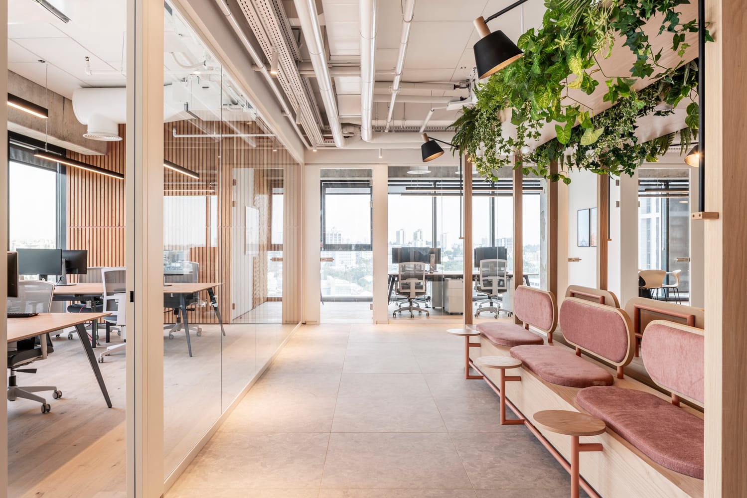 تصميم مكتب احترافي حديث داخل شركة