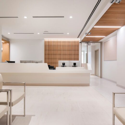 تصميم عيادات في عمان حديث مع منطقة استقبال وانتظار أنيقة