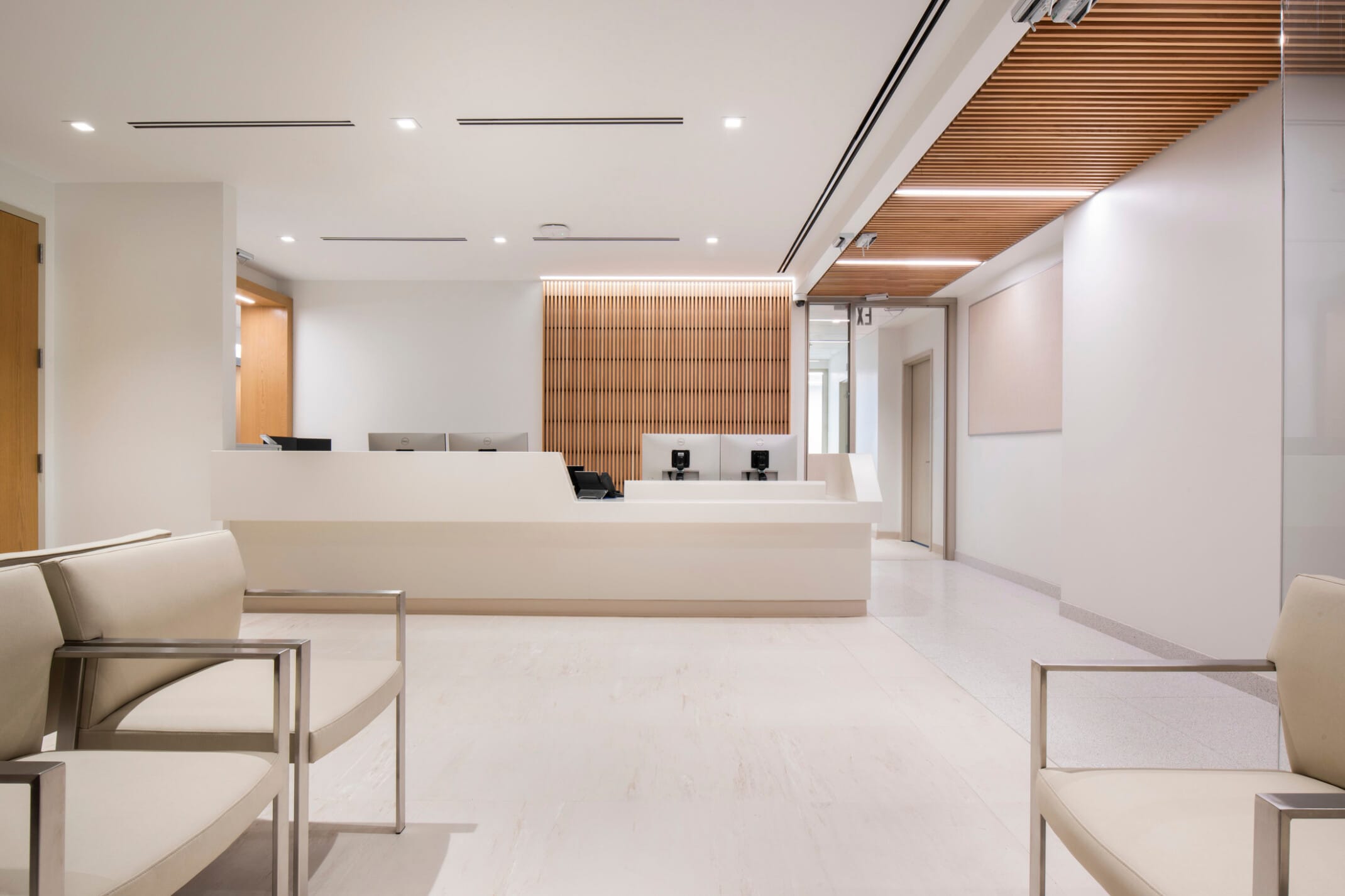 تصميم عيادات في عمان حديث مع منطقة استقبال وانتظار أنيقة