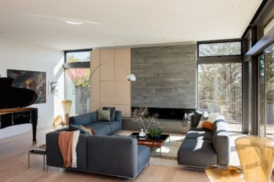 اتجاهات الديكور 2026 غرفة معيشة مودرن بألوان محايدة وخامات طبيعية