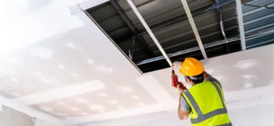 جبس بورد k-board الأردن أثناء تركيب سقف جبس بورد حديث داخل مشروع تشطيب داخلي