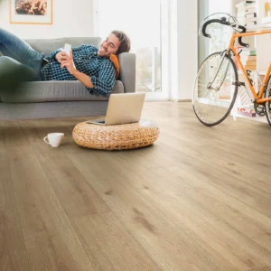 أرضيات krono original الأردن لامينيت بتصميم خشبي طبيعي داخل غرفة معيشة حديثة