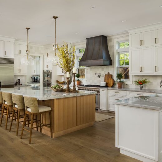 تصميم مطابخ حديثة مودرن مع جزيرة وسطية وخزائن عصرية وإضاءة معلقة