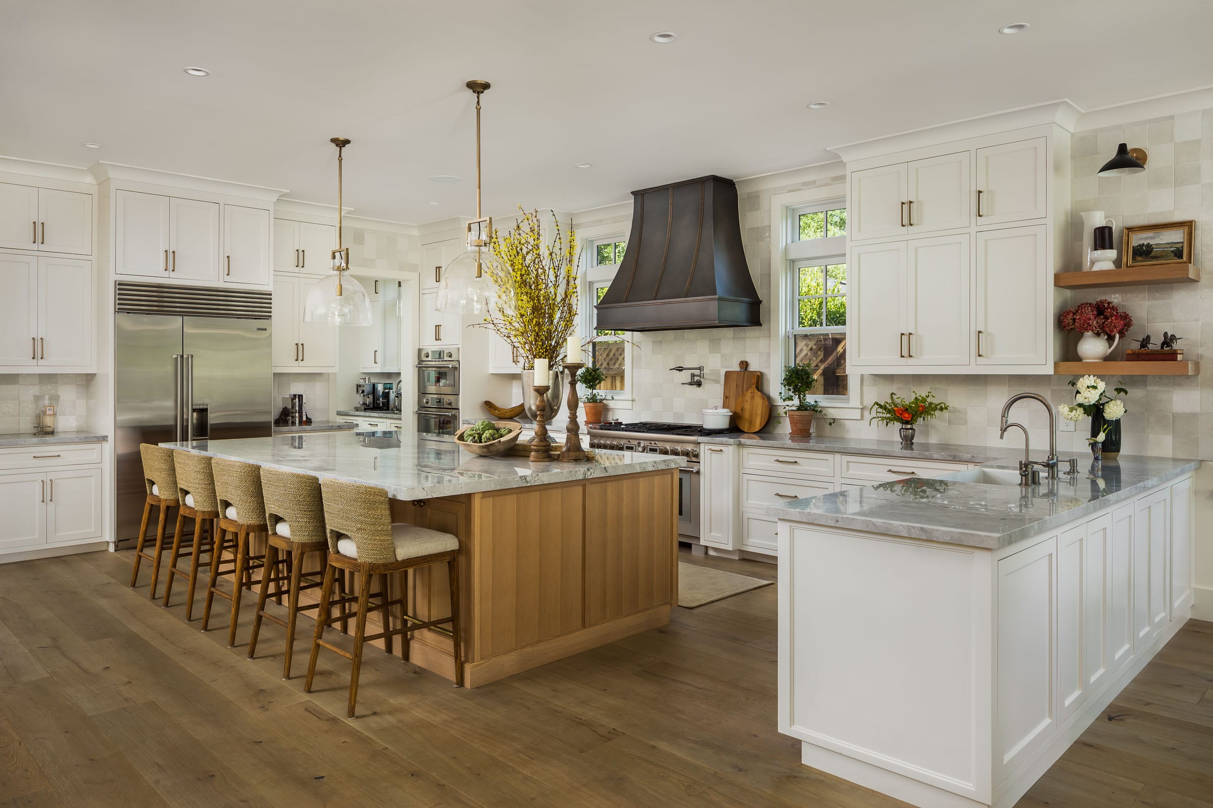 تصميم مطابخ حديثة مودرن مع جزيرة وسطية وخزائن عصرية وإضاءة معلقة