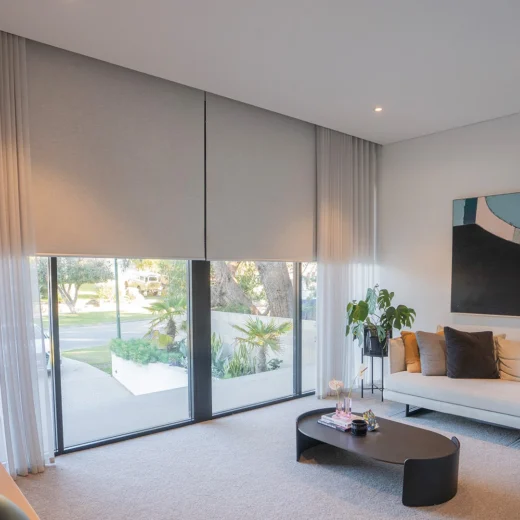 ستائر oba perdesan الأردن بنظام رول مع شير في غرفة معيشة حديثة