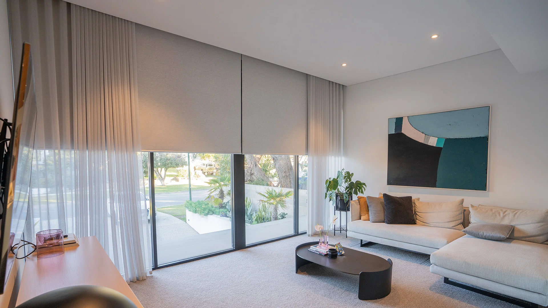 ستائر oba perdesan الأردن بنظام رول مع شير في غرفة معيشة حديثة