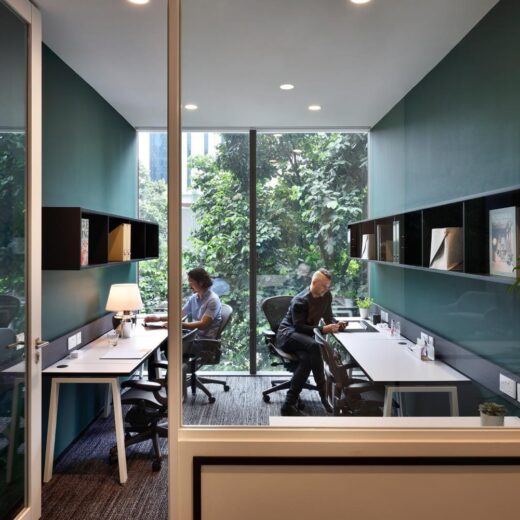 ديكور مكاتب شركات حديثة بتصميم مفتوح مع أثاث مكتبي عصري وإضاءة طبيعية