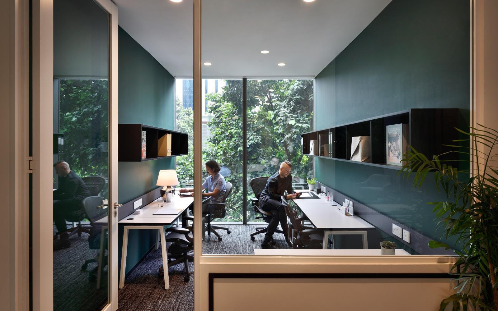 ديكور مكاتب شركات حديثة بتصميم مفتوح مع أثاث مكتبي عصري وإضاءة طبيعية