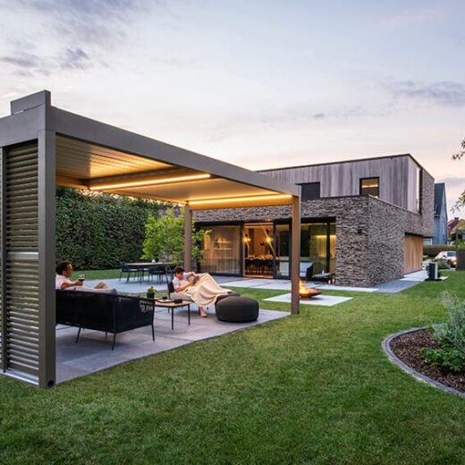 برغولا pergola الأردن حديثة من الألمنيوم بسقف متحرك في حديقة فيلا فاخرة