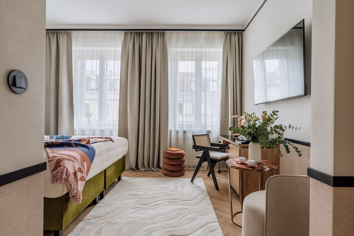 ستائر ذكية تعمل بمحركات somfy داخل منزل حديث — أنظمة somfy الذكية الأردن