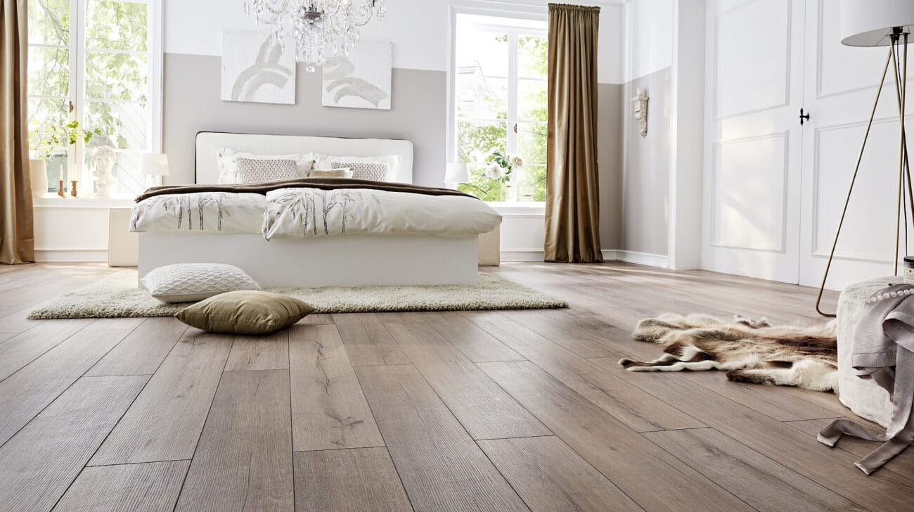 أرضيات Swiss Krono الأردن لامينيت خشبي بتصميم عصري داخل غرفة معيشة حديثة