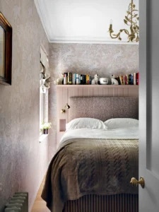 تصميم داخلي لشقة مودرن في عمان مع صالة ومطبخ مفتوح