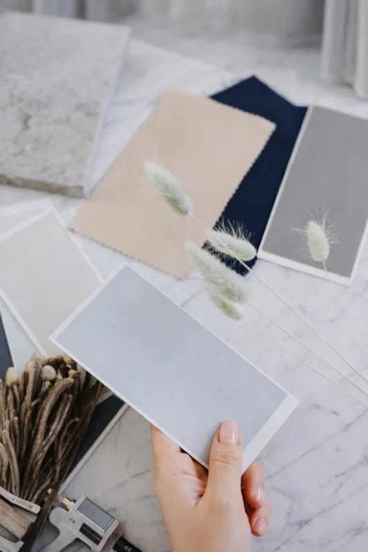 اختيار خامات ستائر عالية الجودة في عمّان مع عينات أقمشة متنوعة لتصميم احترافي