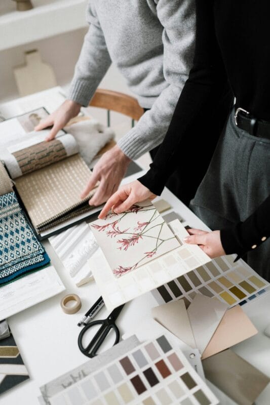 اختيار عينات ألوان ومواد تشطيبات داخلية ضمن عملية تصميم مشروع ديكور في عمان