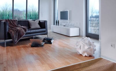 بروفايل أرضيات küberit الأردن انتقال سلس بين أرضيات خشبية في تصميم داخلي عصري