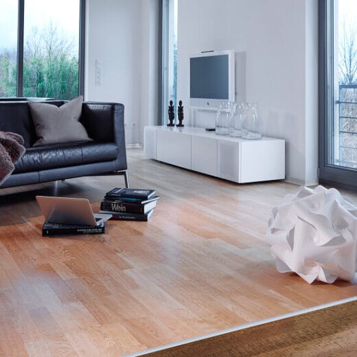 بروفايل أرضيات küberit الأردن انتقال سلس بين أرضيات خشبية في تصميم داخلي عصري