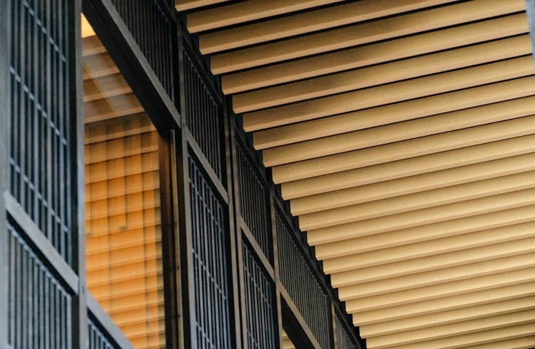 تشطيبات ديكورية فاخرة لمشروع تجاري كبير بتصميم داخلي حديث في الأردن