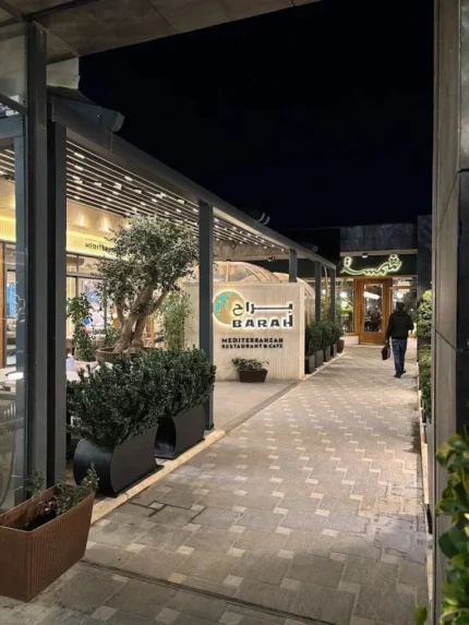 تصميم داخلي تجاري لمطعم في الأردن بمساحة خارجية حديثة في عمّان