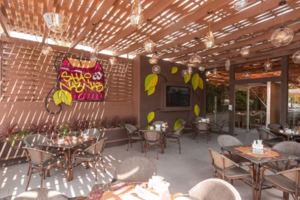 التصميم الداخلي التجاري في الأردن لمطعم بجلسات خارجية حديثة في عمّان