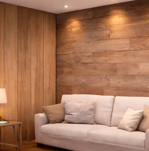 بديل الخشب للجدران في غرفة معيشة بتصميم دافئ وعصري