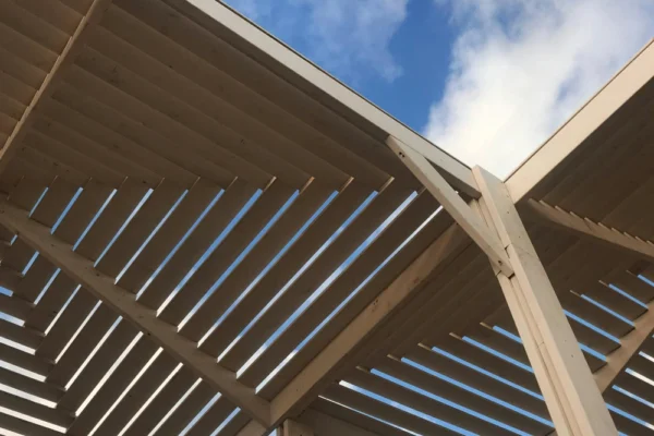 برجولات wpc حديثة مقاومة للعوامل الجوية بتصميم عصري في الأردن