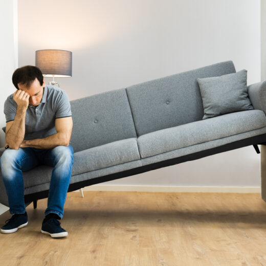 أخطاء التصميم الداخلي الشائعة في توزيع الأثاث داخل غرفة معيشة مزدحمة