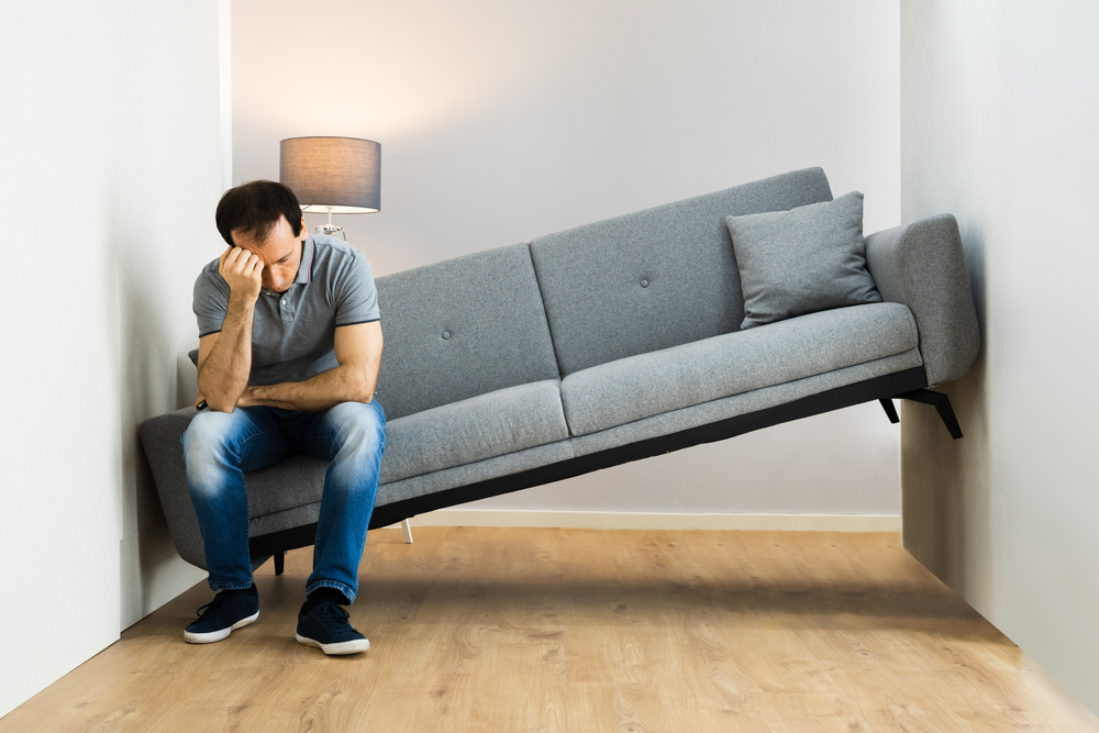 أخطاء التصميم الداخلي الشائعة في توزيع الأثاث داخل غرفة معيشة مزدحمة