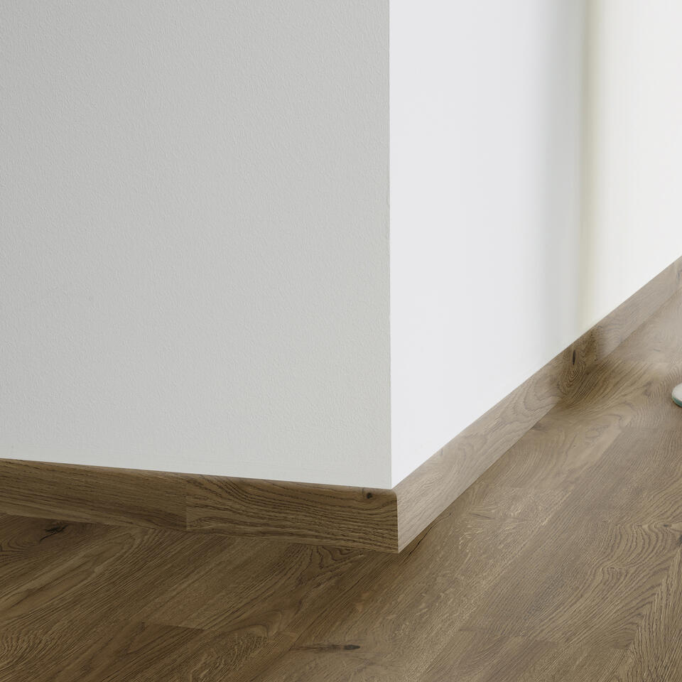 Th_Lvt_Skirting_Royal_Oak_Oiled_Brown.jpg decorative set-on skirtings for lvt - royal oak oiled brown - الصورة 1
